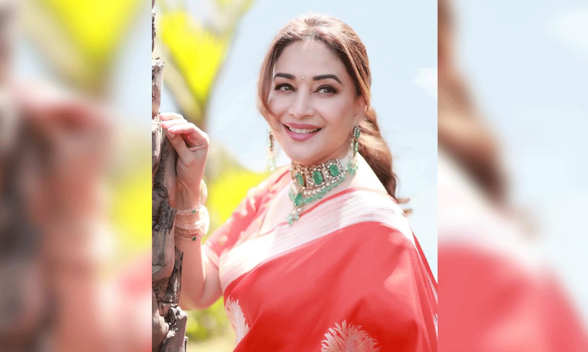 Madhuri Dixit flaunts the 'Hum Apke Hain Kaun' treasure found on the set