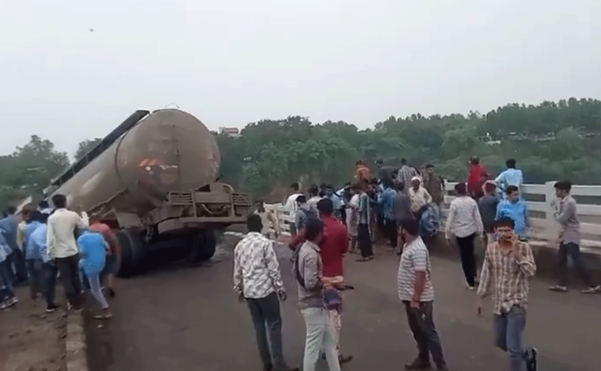 3 25 Disaster in Gujarat: Multiple Vehicles Fall into River After Bridge Collapse