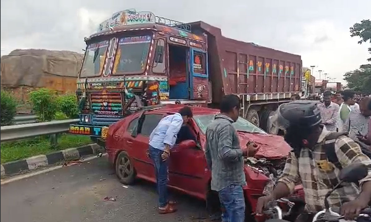 Telangana: Multi-Vehicle Collision on NH-44 — Truck Crashes into Cars, Hits Biker; Over a Dozen Injured