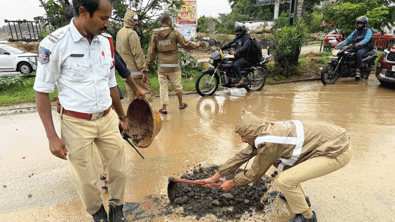 On the orders of Traffic Inspector Ravinder, Sub-Inspector Mallaiah along with his staff filled the potholes and removed the stagnant water. Appropriate action was taken to avoid any inconvenience to motorists in the area.