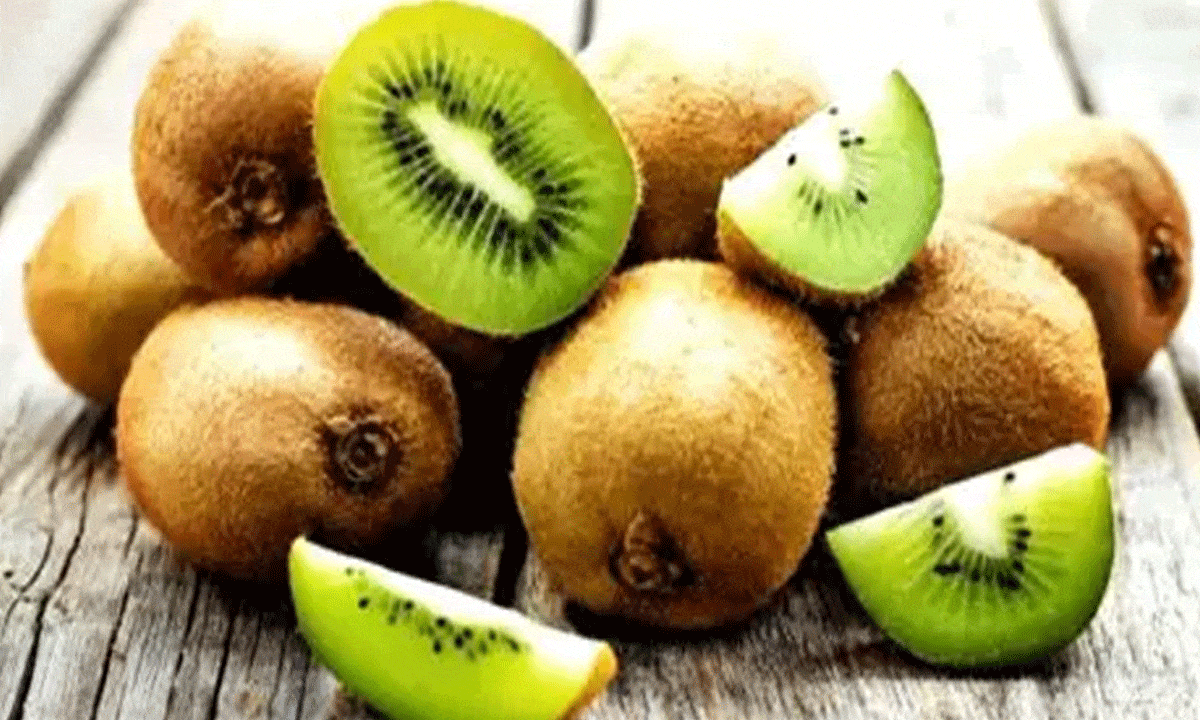 Why You Should Eat Kiwi Every Day This Rainy Season