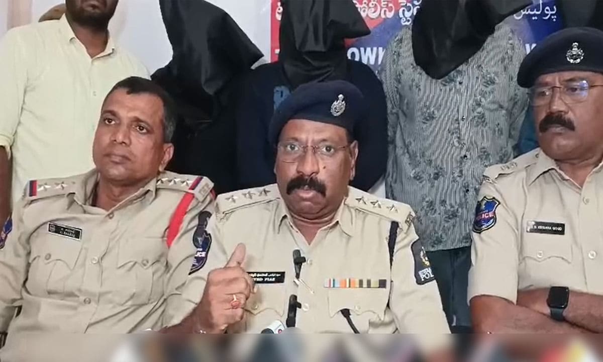Hyderabad: 5 arrested for stealing Rs 11.71 lakh through distraction