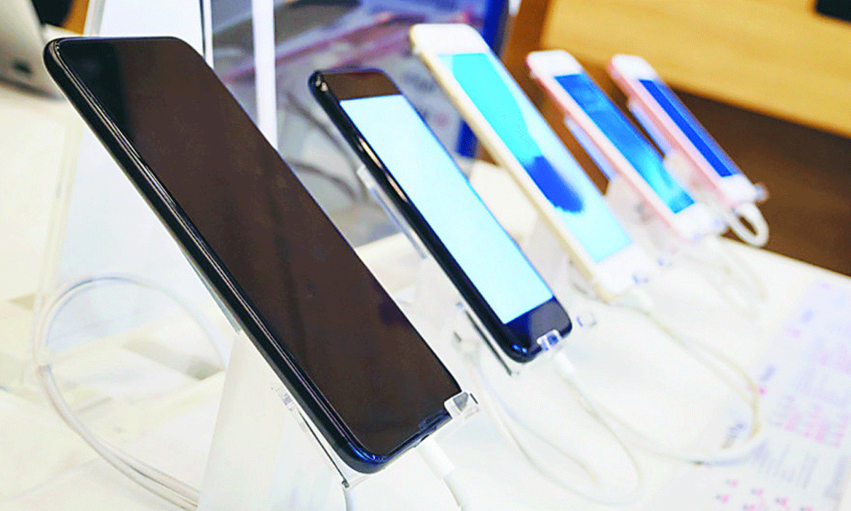 Smartphone Usage Soars as Festive Season Set to Bring Massive Discounts in India