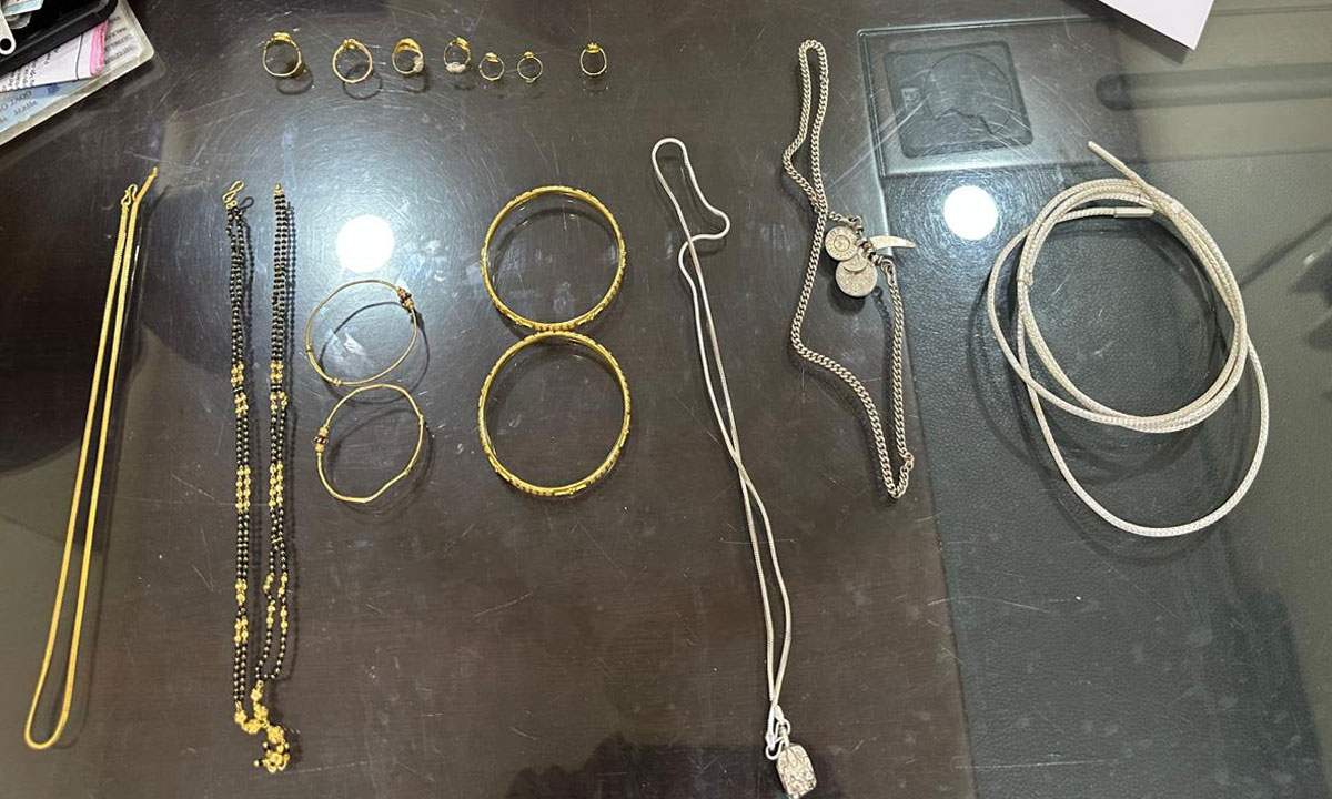 Hyderabad Shocker: Addicted to Online Betting, Woman Robs Brother’s House with Friends’ Help; 3 Held