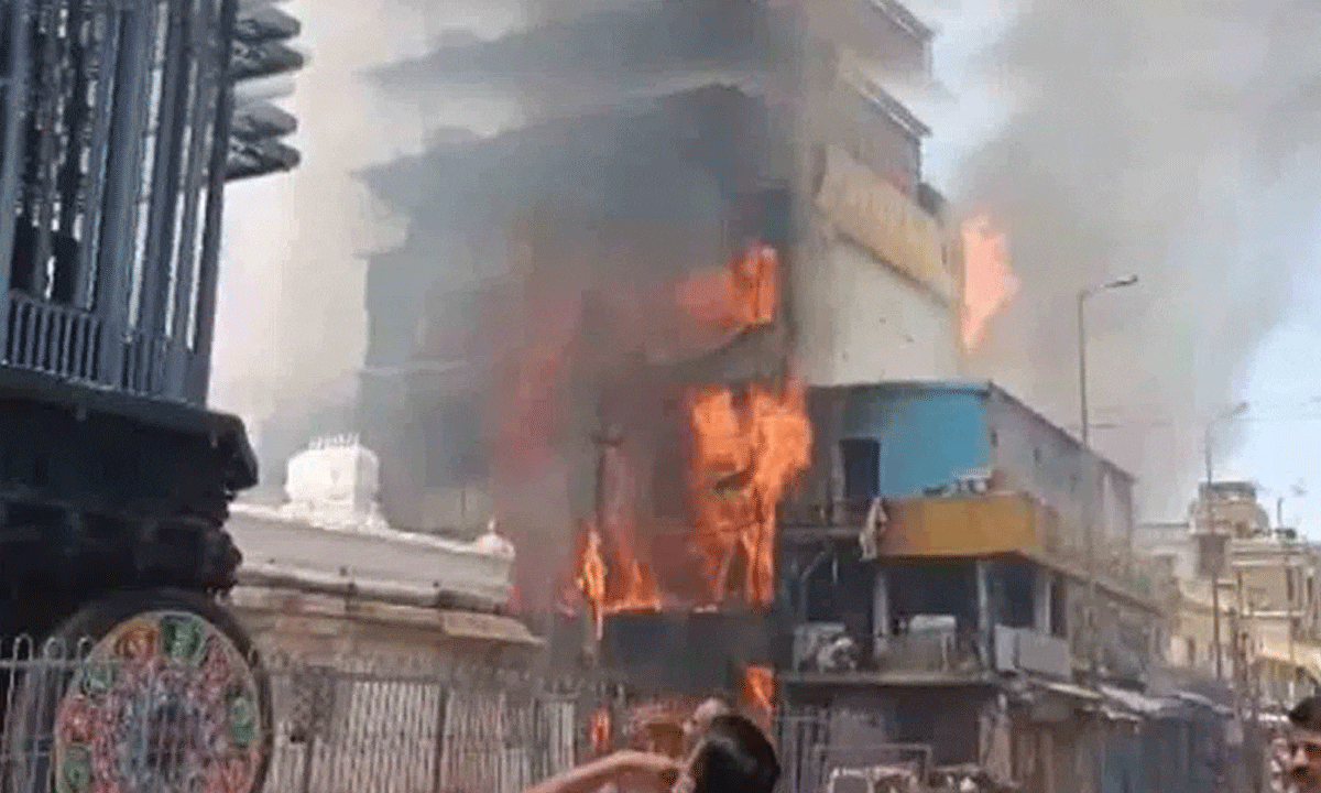 Tirupati Fire Scare Near Govindaraja Swamy Temple: Devotees Flee in Panic