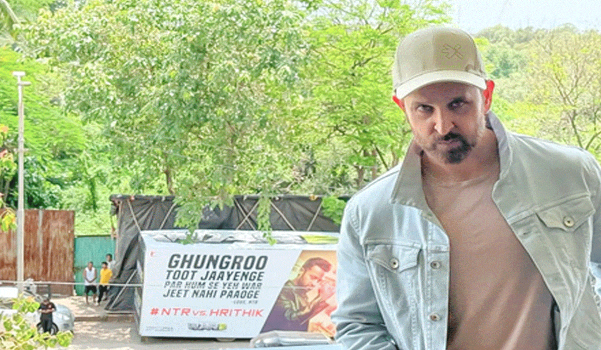 Hrithik Roshan says 'challenge accepted' after Jr NTR brings the war in front of his house