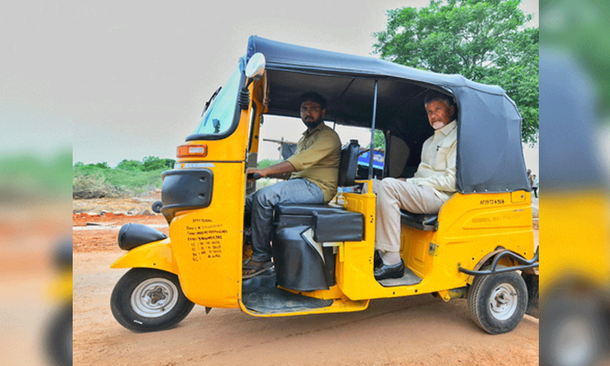 Andhra Pradesh CM travels in autorickshaw to hand over widow pension