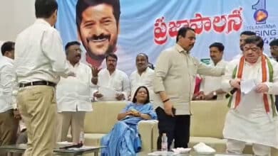 Banjara Hills Ration Card Distribution Drive Turns Ugly: Ponnam Prabhakar and Dasoju Shravan Lock Horns on Stage