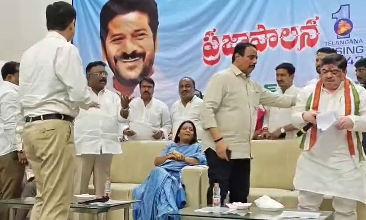 Banjara Hills Ration Card Distribution Drive Turns Ugly: Ponnam Prabhakar and Dasoju Shravan Lock Horns on Stage